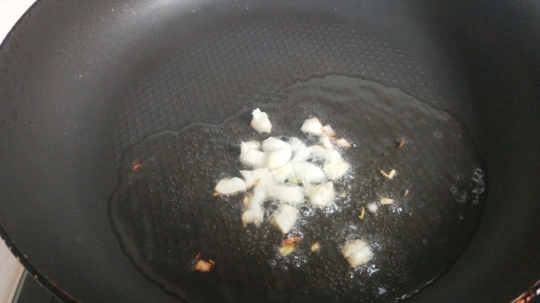 绿豆芽炒韭菜,锅中倒入适量油炒香蒜末。
