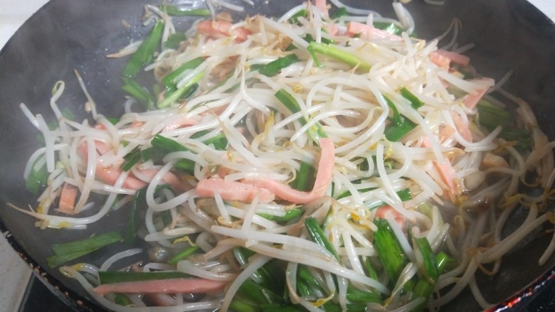 绿豆芽炒韭菜,炒均匀即可。