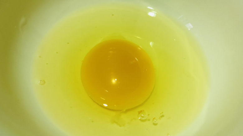 腊肠炒蛋,蛋打入碗内