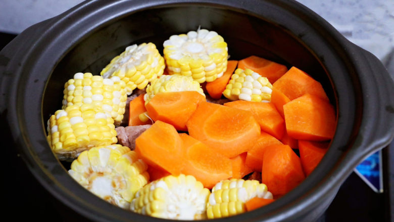 胡萝卜炖排骨,将排骨、玉米、胡萝卜放入砂锅中