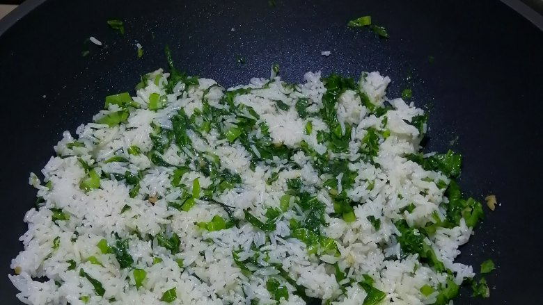 芥菜丝炒饭,翻炒均匀，并把结块的米饭炒至松散