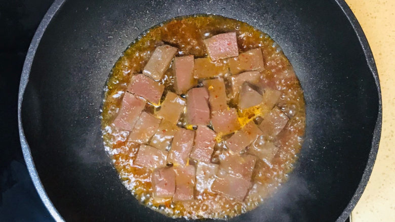 鸭血豆腐汤,大火煮沸，使鸭血入入味