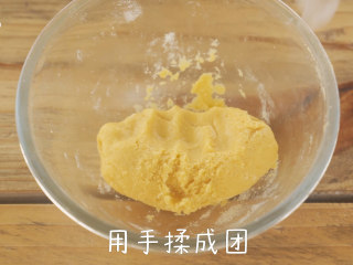无添加的蛋黄小馒头,用手揉成团，分成每份约3g的面团，揉成小球，置于烘焙纸上。
