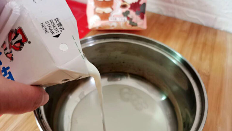 金牛角馒头,牛奶倒入锅中