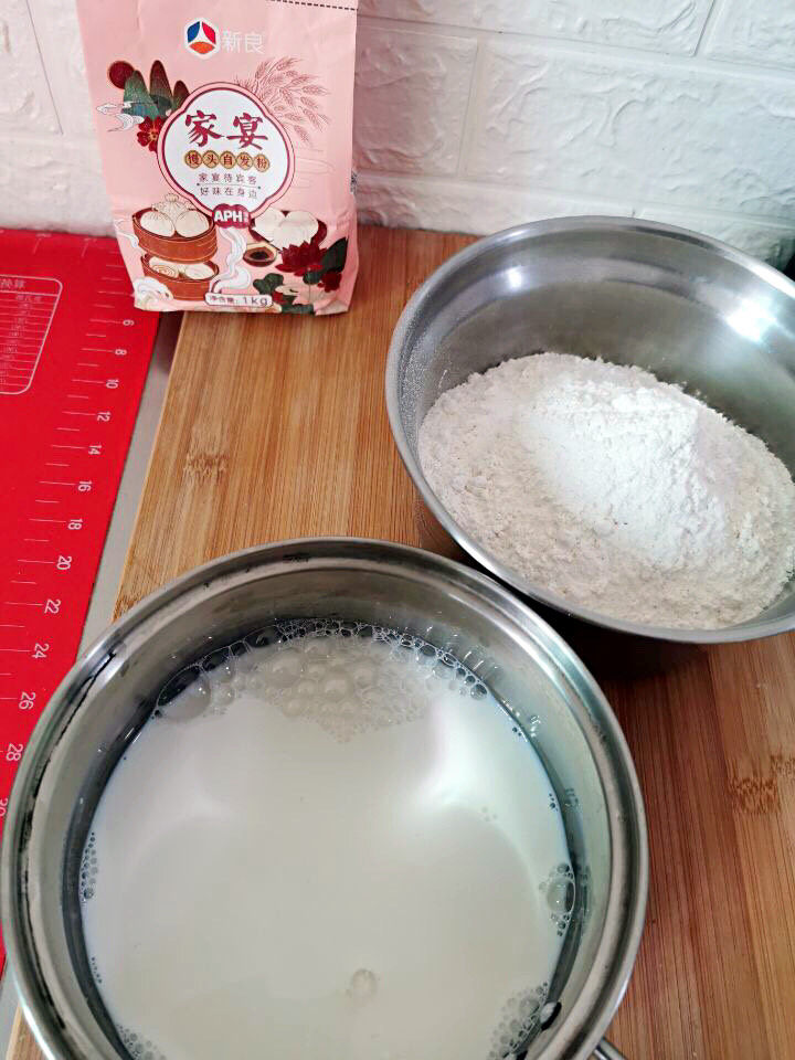金牛角馒头,牛奶与过筛后的面粉