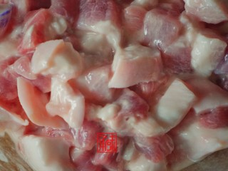 香茅椰香猪肉，与你的晚饭最搭,3、猪肉加入蛋清及淀粉腌制10分钟。