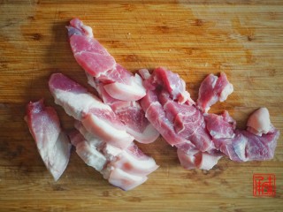 香茅椰香猪肉，与你的晚饭最搭,2、猪肉切小块。