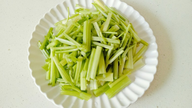 芹菜炒豆干,芹菜去掉根部，摘掉叶子，清洗干净切成段