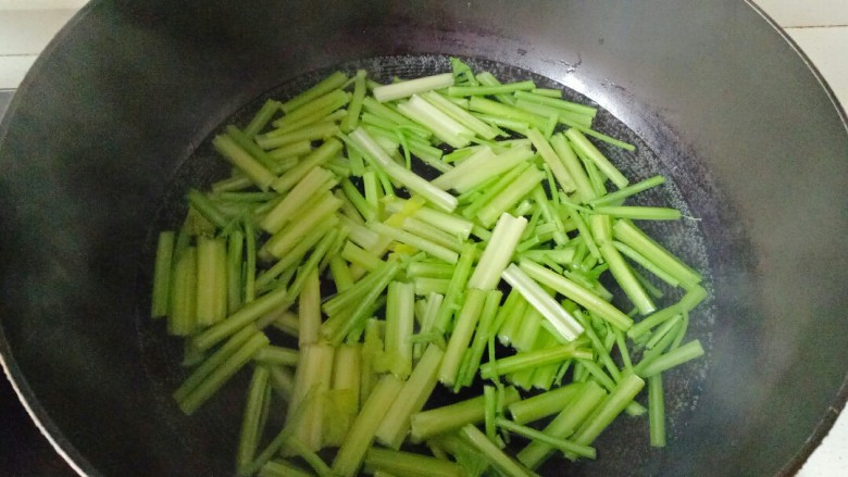 芹菜炒豆干,锅中加入适量清水煮开，加入1小勺盐、几滴食用油，焯水1分钟左右捞出