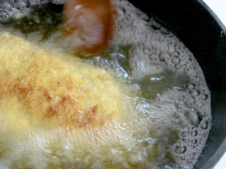 爆浆鸡排,油滚后，下锅炸至表面金黄捞出
