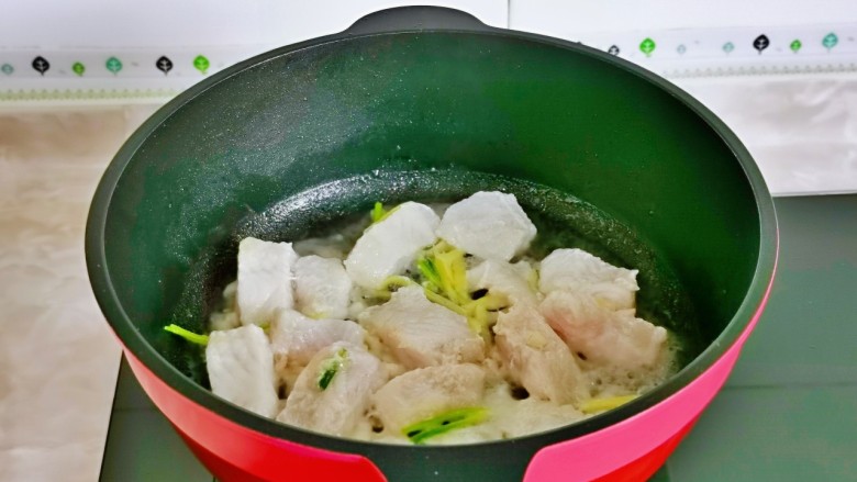 香煎龙利鱼,加入腌制好的龙利鱼块小火煎。