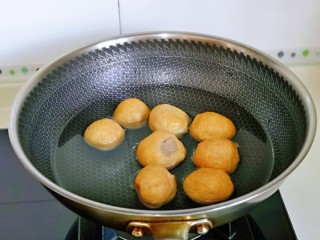 红烧油面筋,首先锅中加入水，再将面筋塞肉下锅。