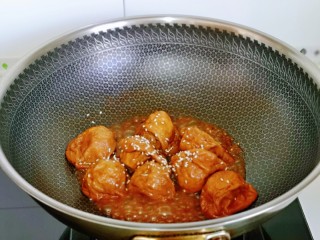 红烧油面筋,20分钟后，大火收汁，撒上熟白芝麻，即可出锅。
