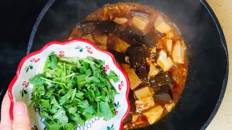 鸭血豆腐汤,撒上适量的香菜