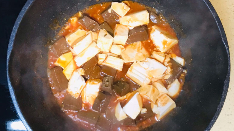 鸭血豆腐汤,轻轻地翻炒均匀