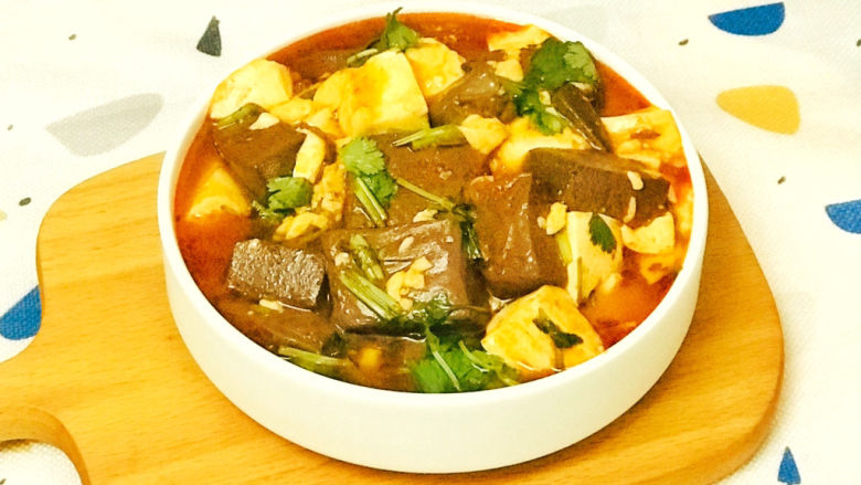 鸭血豆腐汤,口味微辣，色香味俱全啊
