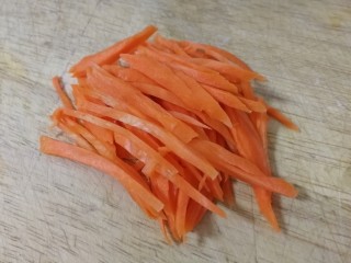 黄瓜凉拌金针菇,半个胡萝卜切丝。