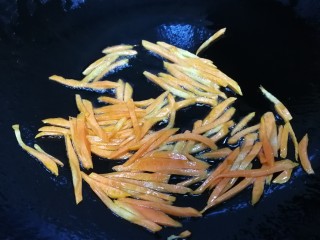 黄瓜凉拌金针菇,热锅凉油，放入胡萝卜滑炒一下。