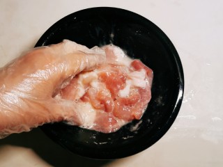 红烧油面筋,肉片放入大碗里，放入淀粉和蛋清和鸡粉，反复抓拌至粘稠状态，静置20分钟。。