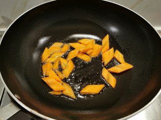 红烧油面筋,起油锅，放入食用油，油热后放入胡萝卜片，翻炒断生 捞出备用。