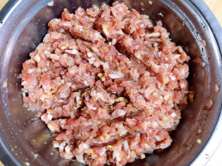 糯米肉丸子,肉馅顺时针搅拌均匀待用。