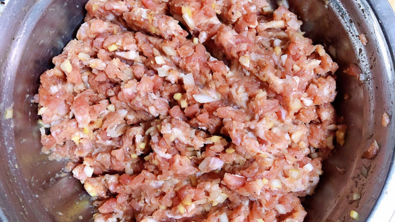 糯米肉丸子,肉馅顺时针搅拌均匀待用。