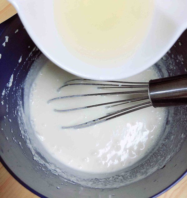 豆腐布丁,吉利丁水慢慢加入布丁液中，边倒入边搅拌均匀。