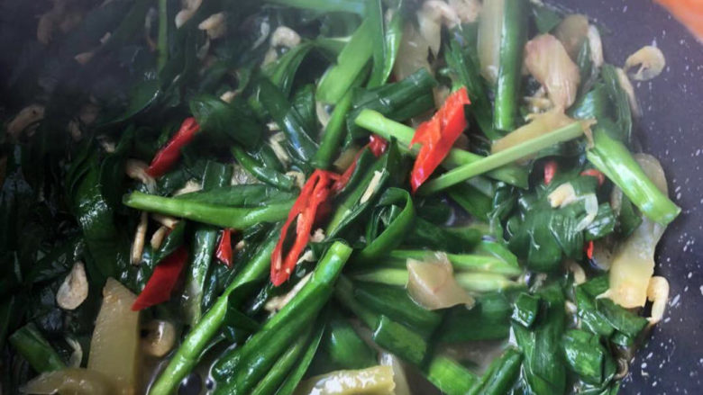 韭菜炒虾米,炒至收汁即可出锅。