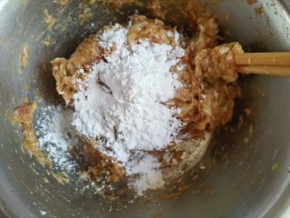 糯米肉丸子,加入2大勺淀粉搅拌均匀