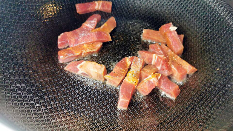 牛肉粉丝煲,锅中下少许油炒香牛排肉后取出