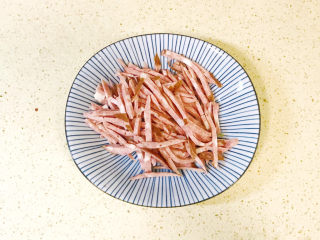 黄瓜凉拌金针菇,香肠洗净，切成丝状