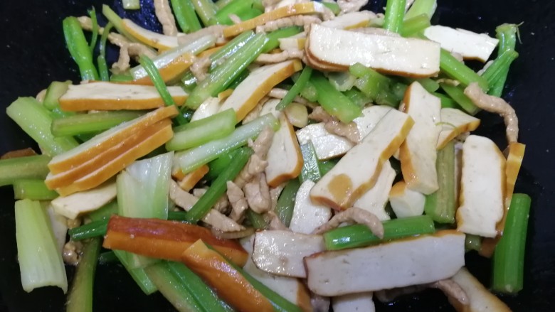 芹菜炒豆干,文火翻炒均匀，让豆干吸收汤汁。