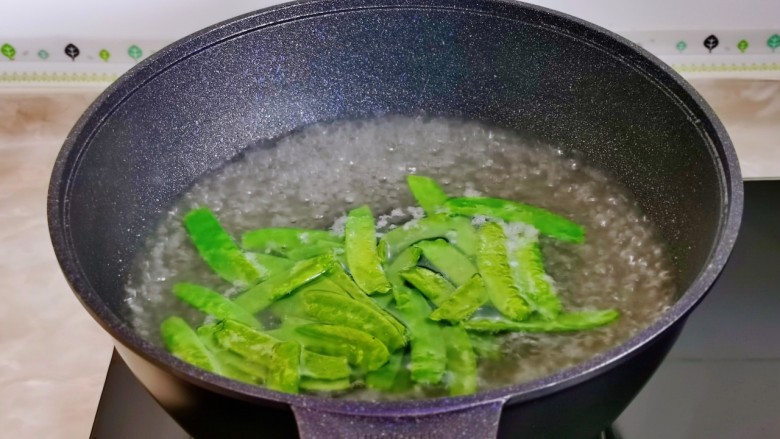 腐竹 炒木耳,荷兰豆焯水30秒，捞出过冷水。