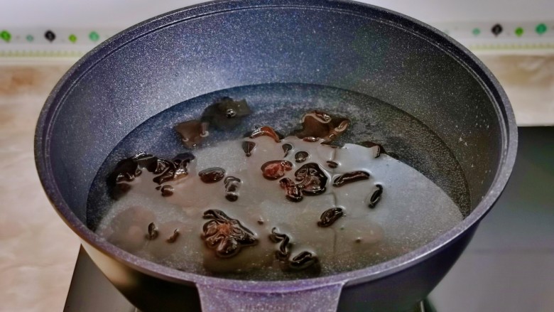腐竹 炒木耳,锅中水烧开，下木耳煮1分钟捞出过冷水。