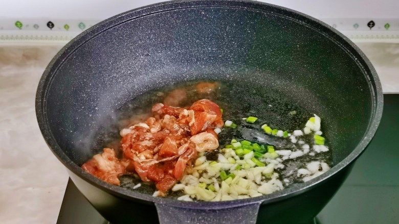 腐竹 炒木耳,起油锅，加入葱蒜辣椒煸炒出香味，加入腌制好的肉片，翻炒至8分数。