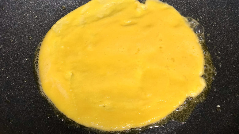 双色西兰花鸡蛋卷，颜值高吃不胖！,平底锅热油，保持小火，先下入蛋黄，摊平。