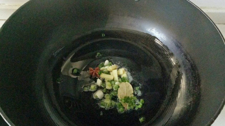 红烧油面筋,炒锅中加入适量花生油烧热，放入葱姜八角香叶爆香