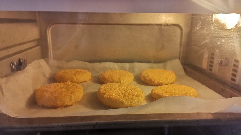 南瓜豆沙饼,送入预热好的烤箱，上下火180度烤15～20分钟
