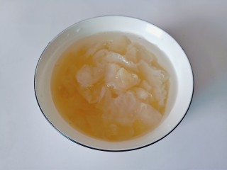 黄瓜凉拌金针菇,海蜇冷水浸泡出咸味，不然太咸。