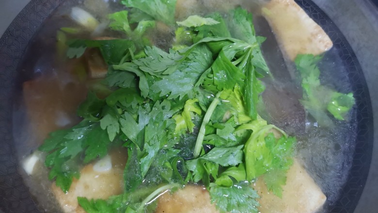 鸭血豆腐汤,下入洗干净的芹菜叶子