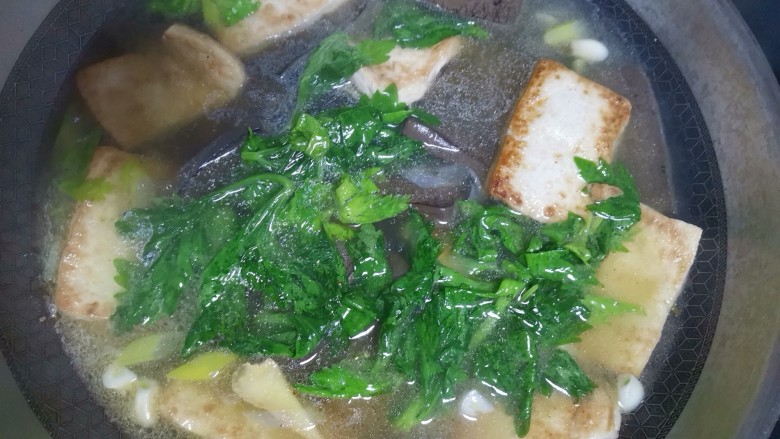 鸭血豆腐汤,煮至芹菜叶子断生即可