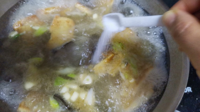 鸭血豆腐汤,加入适量的盐调味