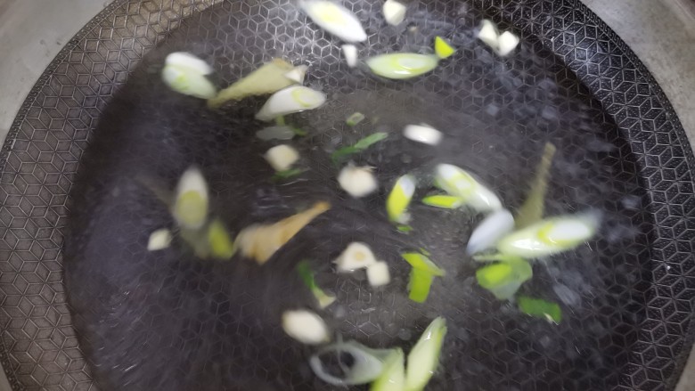 鸭血豆腐汤,加入适量的水大火煮开