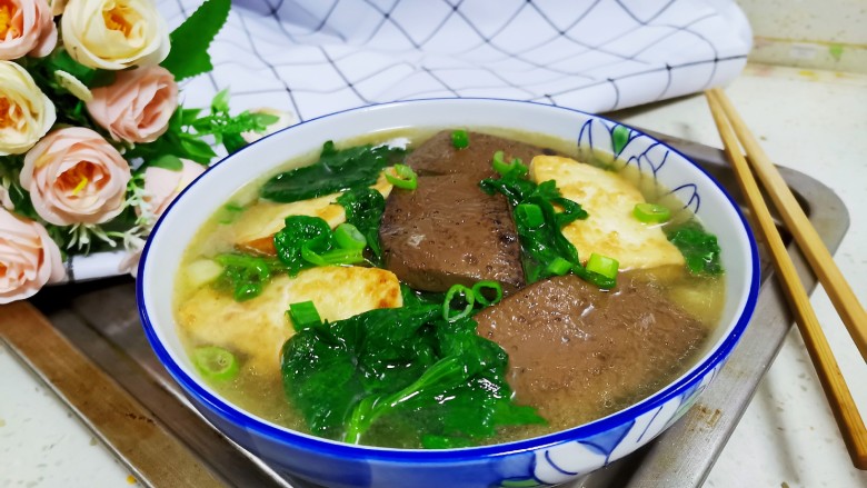 鸭血豆腐汤,味道鲜美的鸭血豆腐汤就做好了