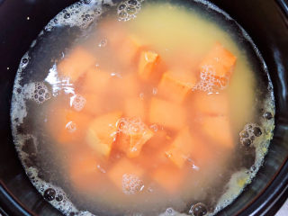 牛奶燕麦粥,放入蜜薯，煮开锅，小火慢炖10分钟。