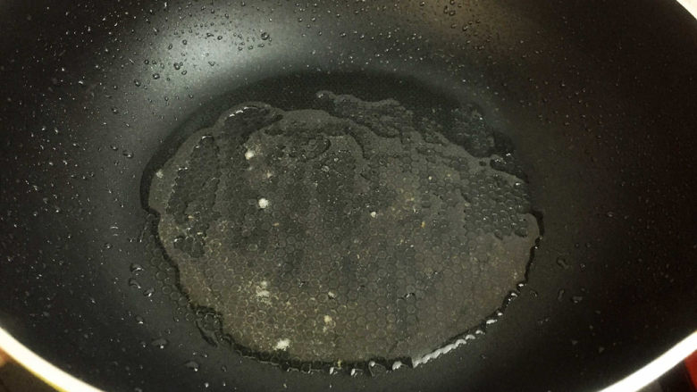 素鸡烧肉,原锅倒入适量的食用油烧热