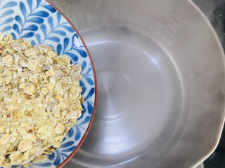 牛奶燕麦粥,锅中加入适量的清水大火煮开，放入即食燕麦片
