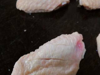 糯米鸡,鸡中翅两面各划两刀，容易入味