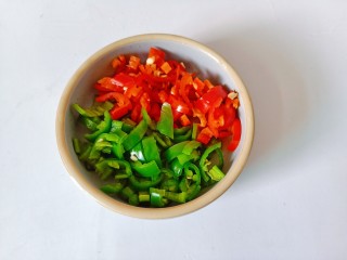 酸汤羊肉,青红辣椒对半切开去籽再切成小丁。