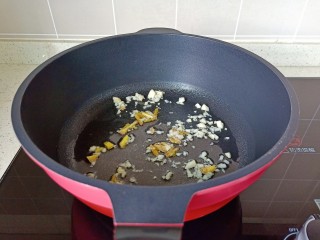 酸汤羊肉,锅里重新放入适量的食用油，放生姜，蒜末小火炒香。